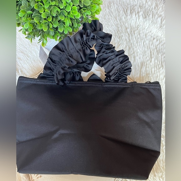 Boujee Black Insulated Lunch Tote Bag with Ruffled Handles and charms new - Picture 7 of 9